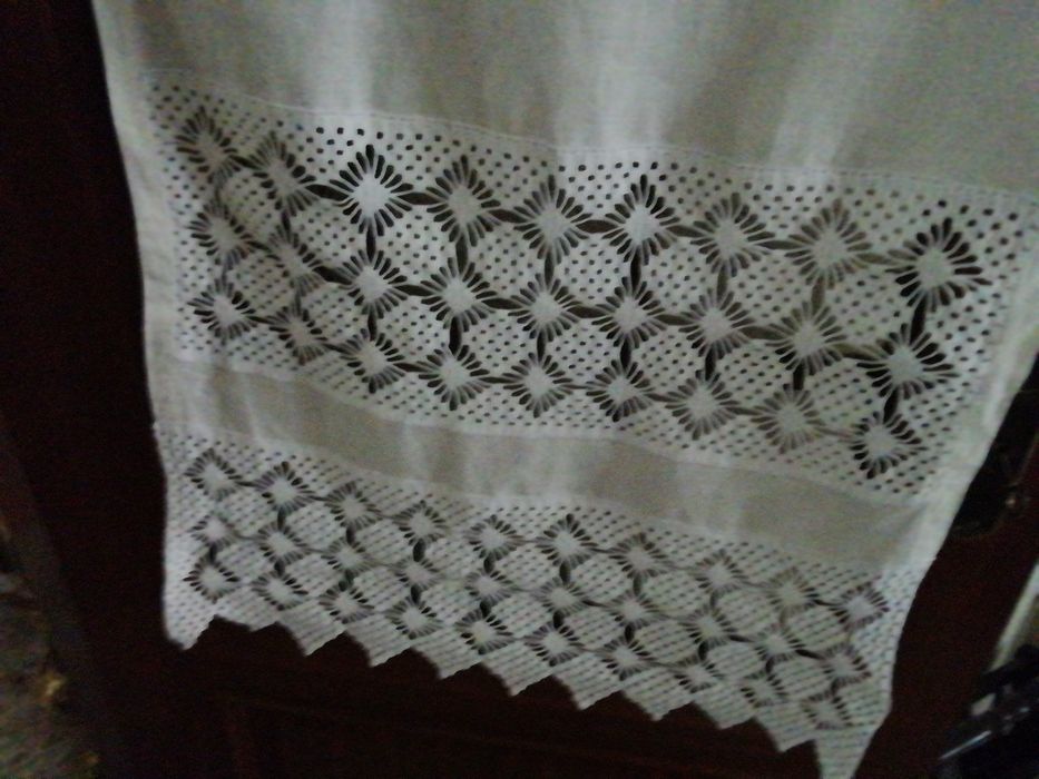 Cortinados em linho e croché