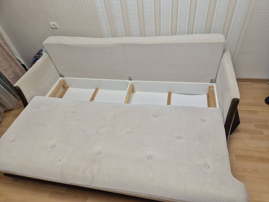 Диван класичного стилю