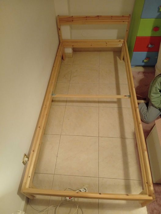 Estrutura de cama em pinho e estrado do IKEA