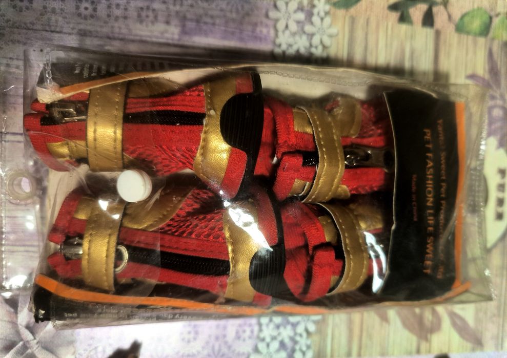 Ботинки для собак,красные сетчатые с золотистой отделкой и застежками-