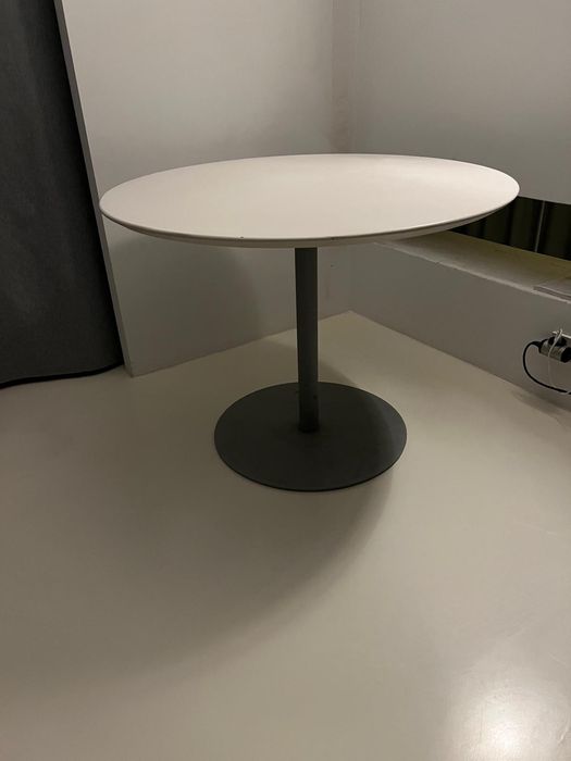 Mesa exelente estado valor  20 euros