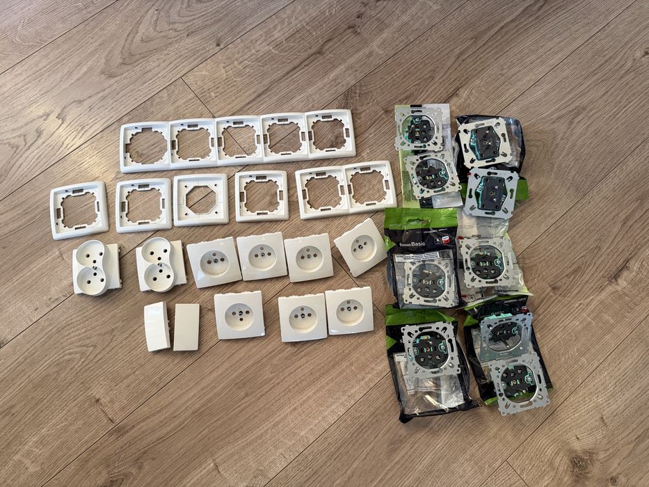 Zestaw ramek i gniazdek Simon Basic