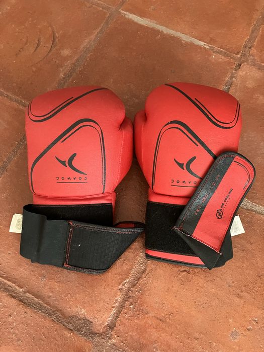 Luvas de kickboxing e corda de saltar