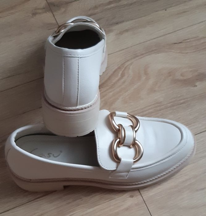 Mokasyny beżowe  na platformie złota ozdoba NOWE