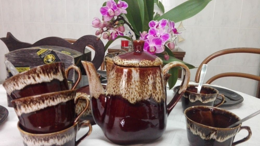 Conjunto Bule leiteira Açucareiro 6 Chávenas, caixa de chás, pratos