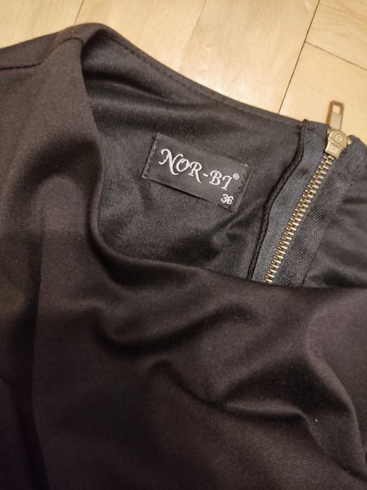 Czarna klasyczna sukienka z białą podszewką mała czarna