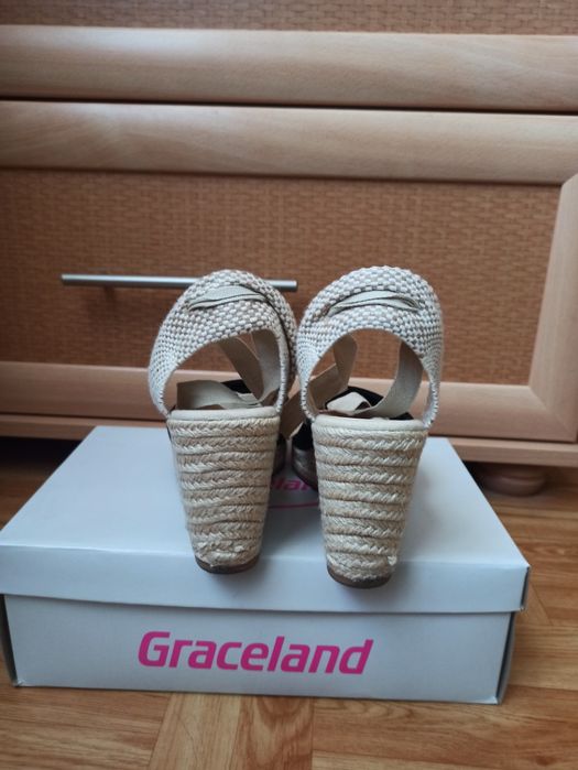 Wiązane koturny damskie