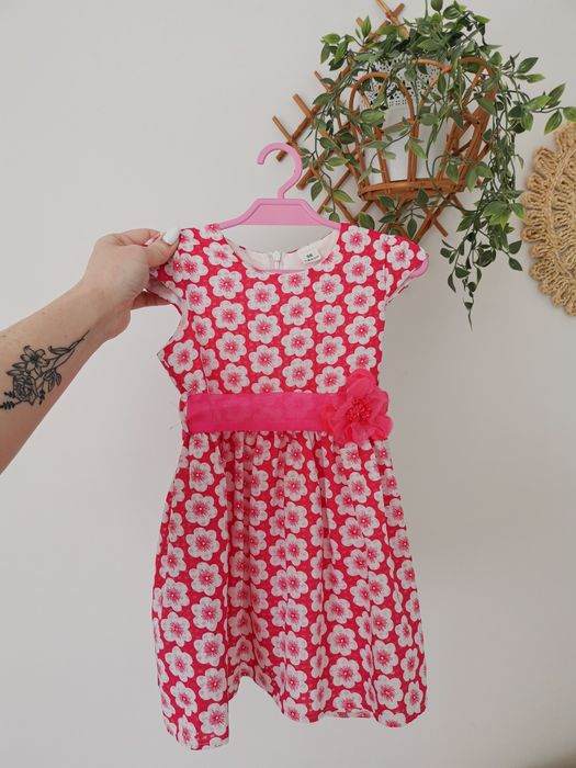 Różowa elegancka sukienka w kwiaty, bez rękawów, wesele, 98