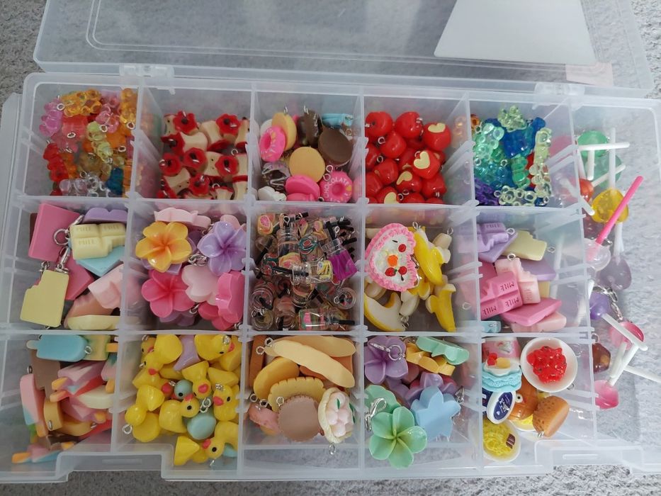 Losowe charms z karabińczykiem 10szt hobby horse