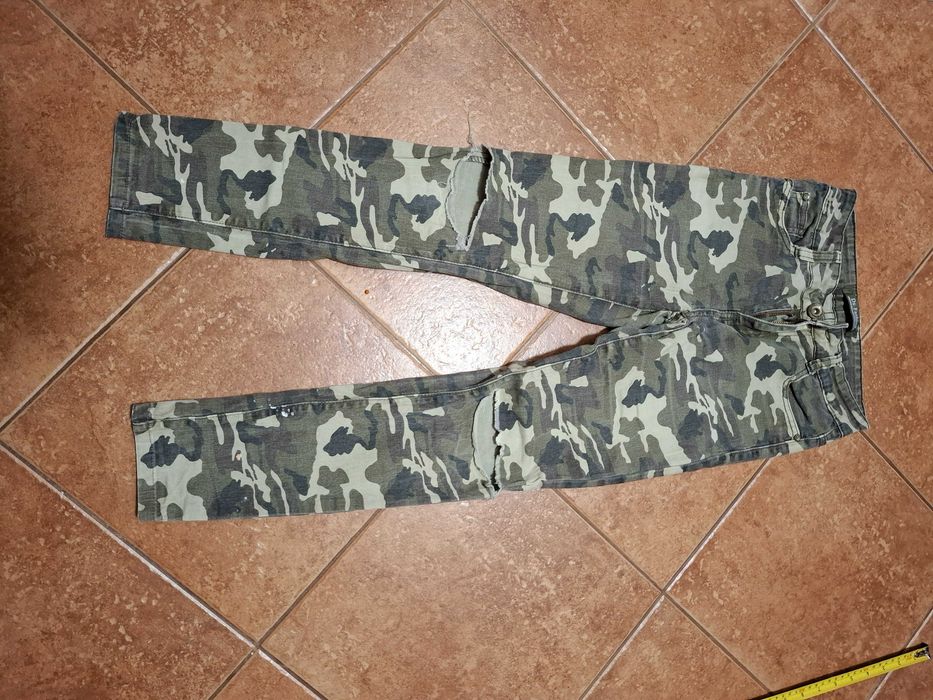 Spodnie  moro  z dziurami  r. 36