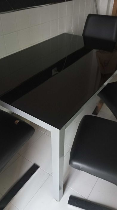Vendo mesa de vidro com 4 cadeiras em pele sintética