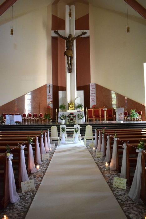 Eleganckie dekoracje ślubne, biały dywan, dekorację krzeseł, dekoracja