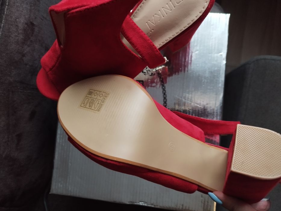 Czerwone buty, obcas