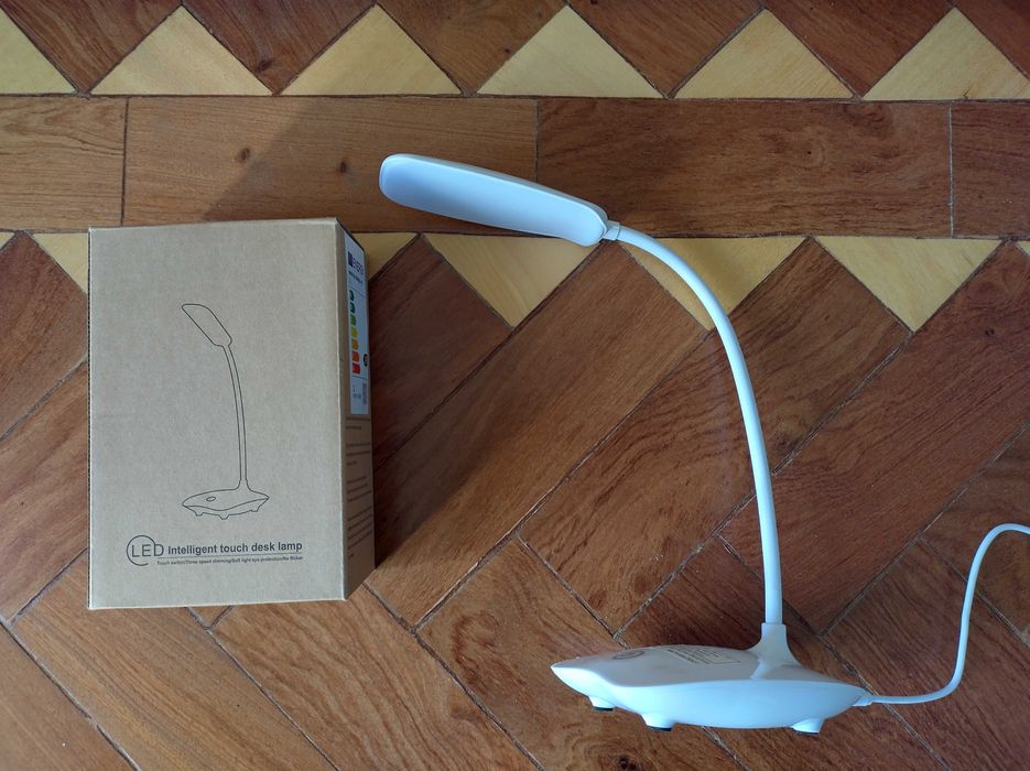 Lâmpada / Candeeiro de Secretária LED Touch USB Flexível (Novo em caixa)