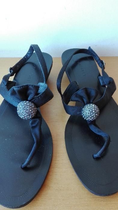 Sandália preta c brilhantes
