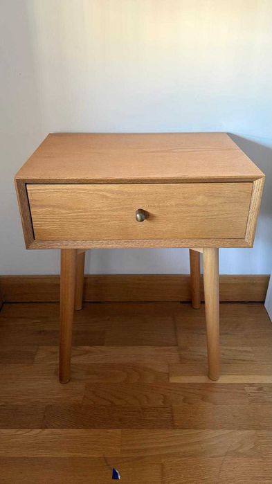 Mesas de cabeceira em madeira clara, com design simples e moderno.