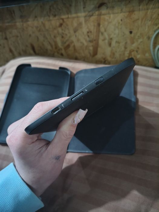 Електронна книга PocketBook з чохлом та зарядкою