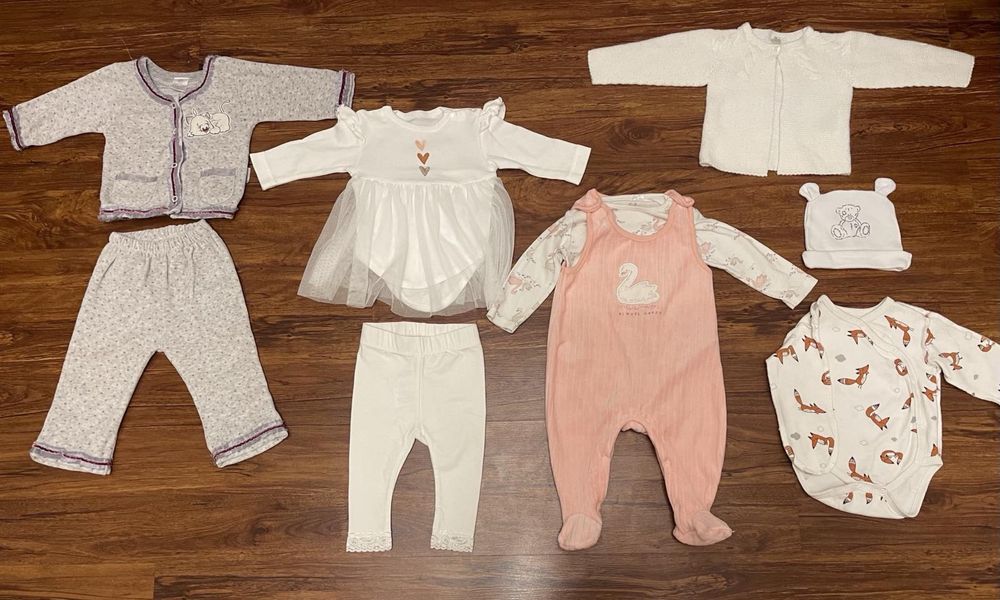 Набір одягу для дівчинки.