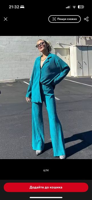 Яскравий плісірований костюм