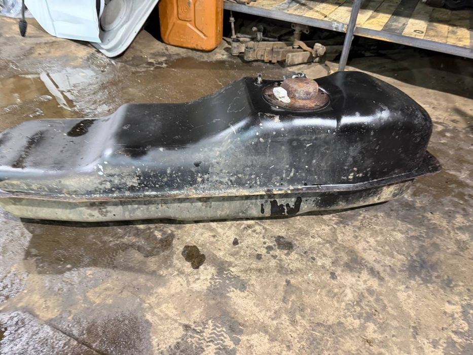 Паливний бак Nissan Navara D22 2.5D