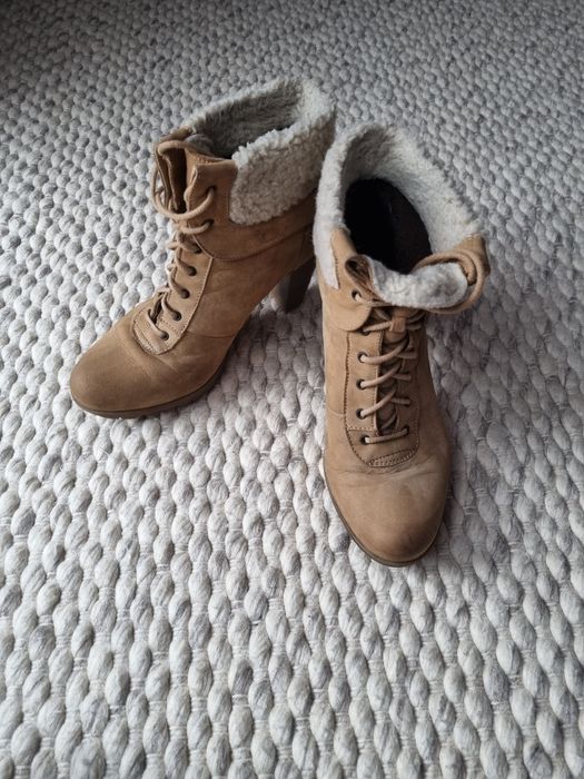 Zamszowe botki na obcasie