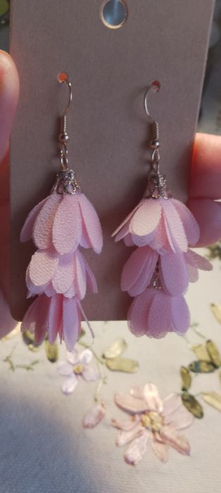 Delikatne wiszące płatkowe kolczyczki pudrowy róż nowe