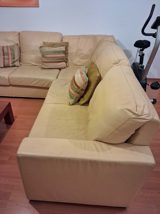 Sofá de canto em pele, impermeabilizado