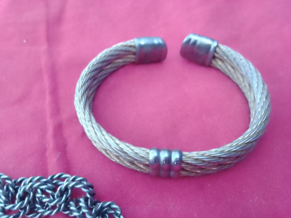 Pulseiras uma em tom prateada outra tom dourado cada 2€