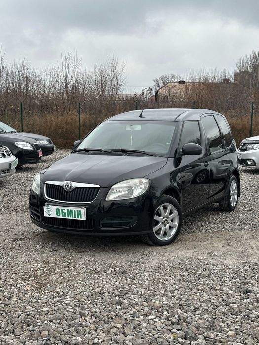 Працюємо щодня з 9.00 – 18.00 Авто знаходиться за адресою вул. Ярослава Мудрого 37 . Раді бачити кожного на території нашого салону.

Нік у Instagram та Facebook: avto_na_95

Перший внесок покупки в кредит за 1560 $ (від 30 %)
Курс долару фіксується в гривні.

Skoda Roomster — це ідеальне поєднання компактних розмірів, просторого салону та легендарної чеської надійності. Чудово підійде як для міста, так і для сімейних поїздок чи роботи.

Комплектація та оснащення:
• Кондиціонер
• Електросклопідйомники
• Електрорегулювання дзеркал
• Центральний замок
• Бортовий комп’ютер
• Регульоване кермо
• Просторий салон з високою посадкою
• Місткий багажник з можливістю трансформації сидінь

Безпека
• ABS
• Система стабілізації ESP
• Надійна гальмівна система
• Міцний кузов з хорошою пасивною безпекою

Переваги Skoda Roomster:
• Дуже просторий салон при компактних габаритах
• Надійний бензиновий двигун 1.6
• Низькі витрати на обслуговування
• Висока посадка — зручно в місті та на трасі
• Практичний автомобіль «на всі випадки життя»
• Вдалий варіант як перший авто або сімейний транспорт

Телефонуйте та приїжджайте на огляд — авто варте вашої уваги!