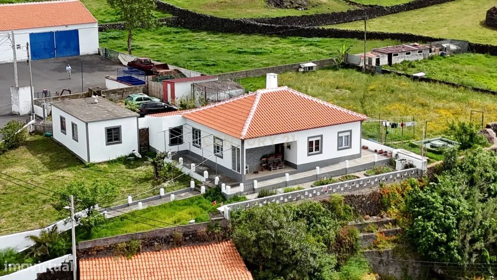 Moradia T6 na vila de São Mateus, ilha Terceira.