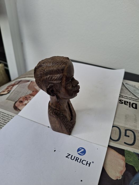Pequeno busto em madeira
