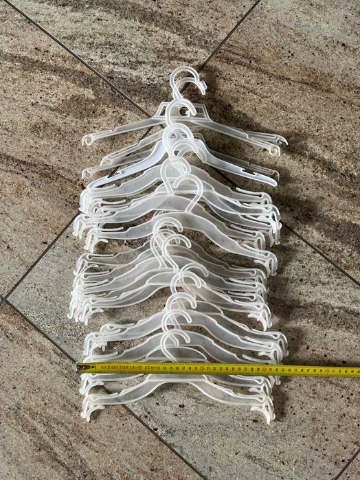 Używane plastikowe  wieszaki  20 sztuk