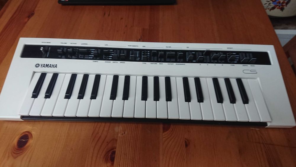 Yamaha reface CS syntezator, decksaver