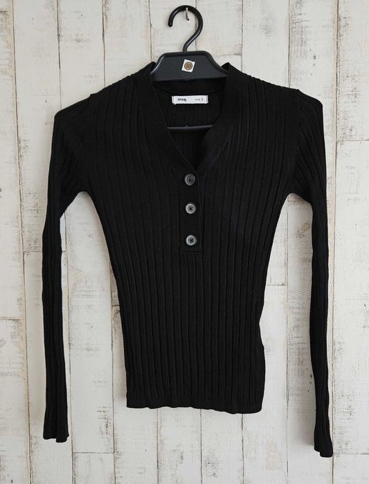Czarny sweter w serek S, guziki