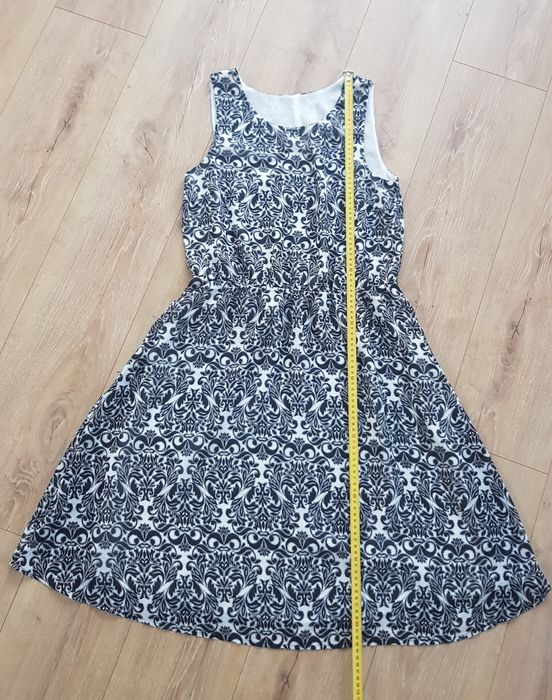 Elegancka, rozkloszowana sukienka midi rozm. 40