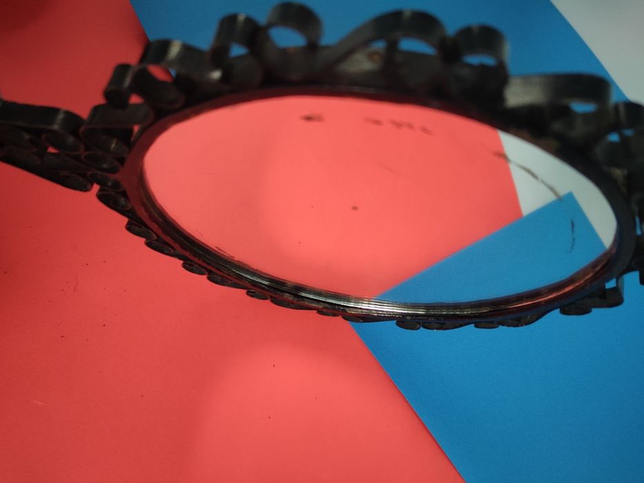 Piękne stare lusterko z rączką metaloplastyka