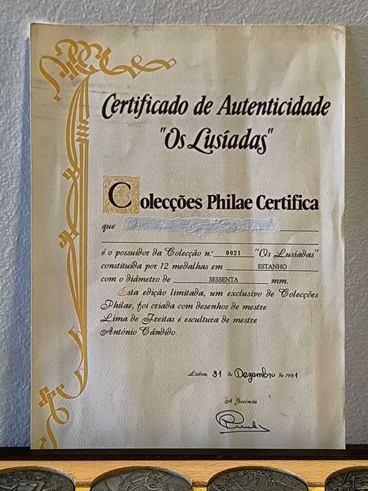 Estojo em madeira com 12 medalhas, alusivas à Obra de Luís de Camões