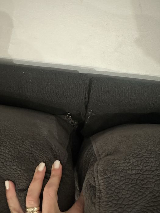 Sofá com chaise longue e 2 puffs