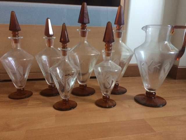 Conjunto de jarro, garrafas e copos antigos  -  (60 peças)