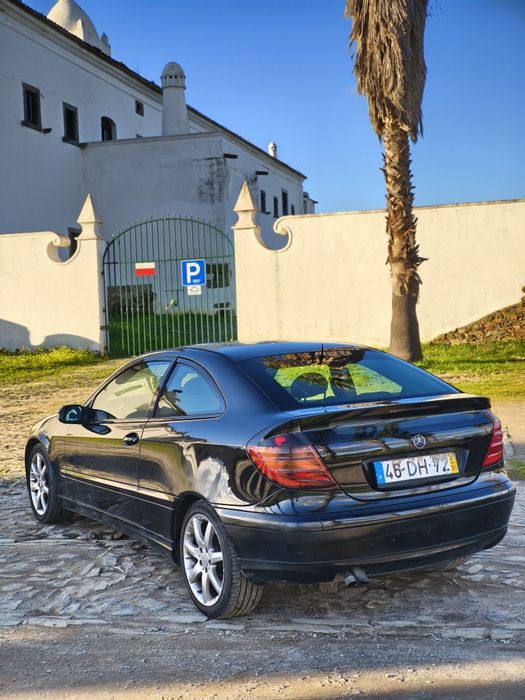 Mercedes-Benz C220 SportCoupé 2003 – Elegante e Confiável