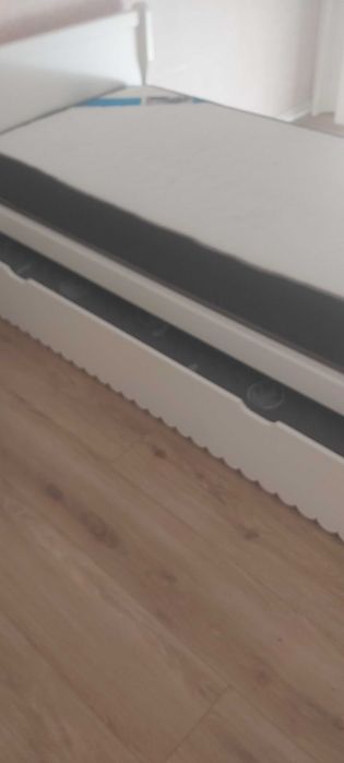 Cama 1,90m x 0,90m com colchão e espaço de arrumação com estrado e colchão