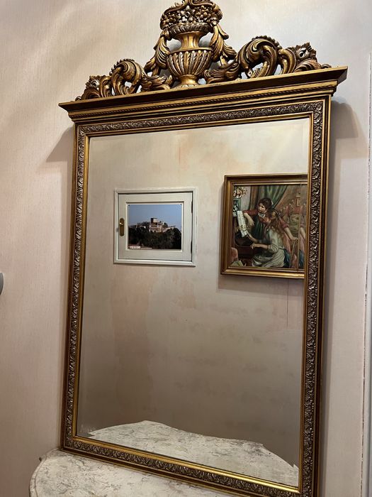 Espelho antigo com coroa e moldura dourada