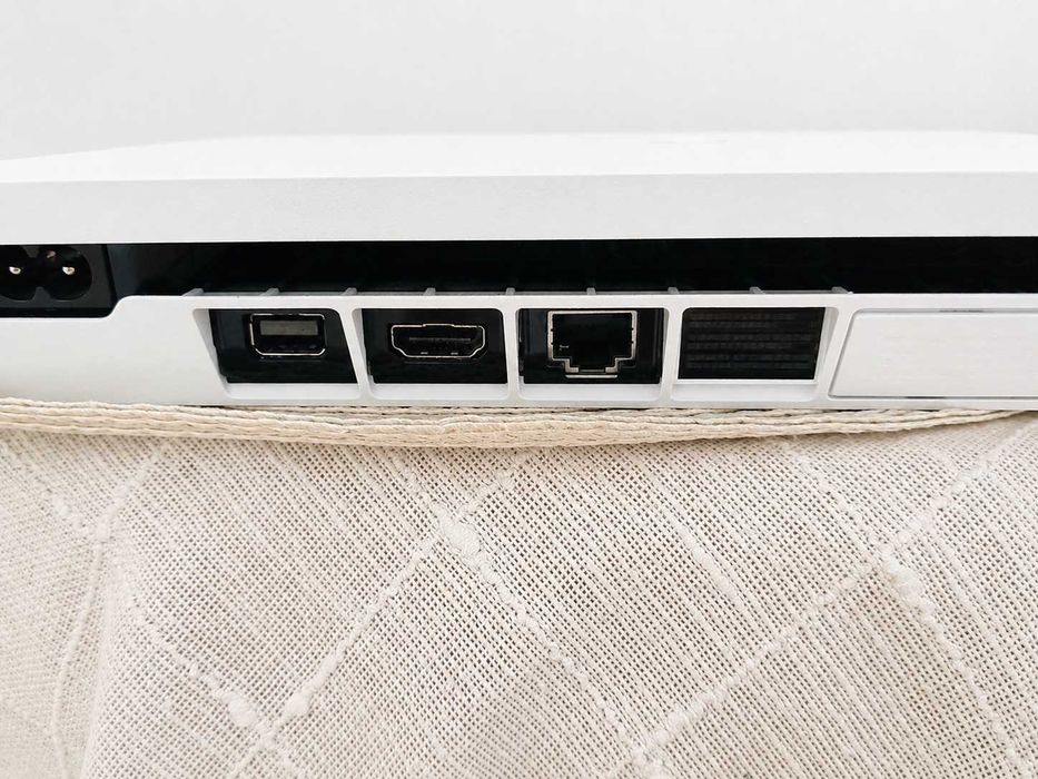 PS4 Slim biała 1TB + 2 pady + gra – sprawna
