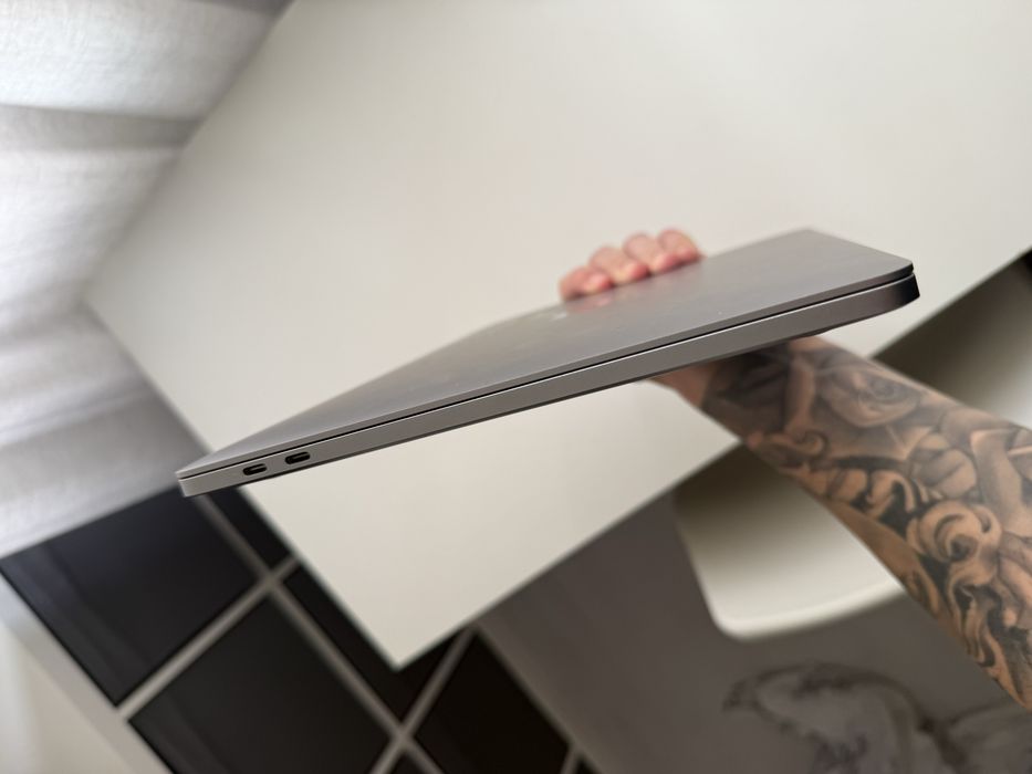 MacBook Pro Touch Bar 2019 como NOVO sem riscos