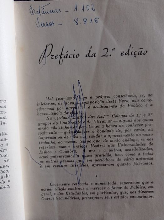 Livro antigo de " Os Lusíadas" para estudantes