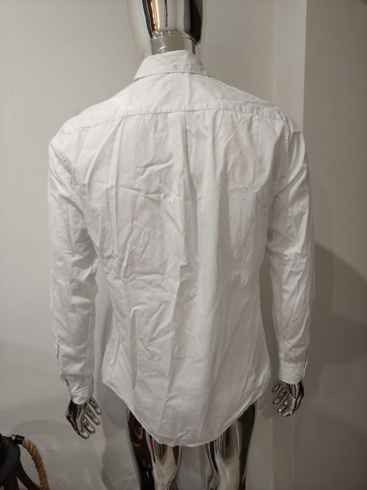 Biała koszula marki Barbour