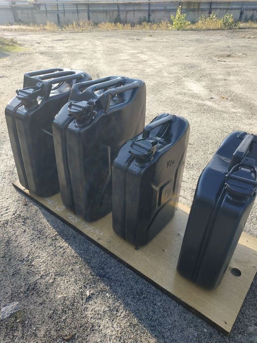 Продам канистры металлические 20л,10л