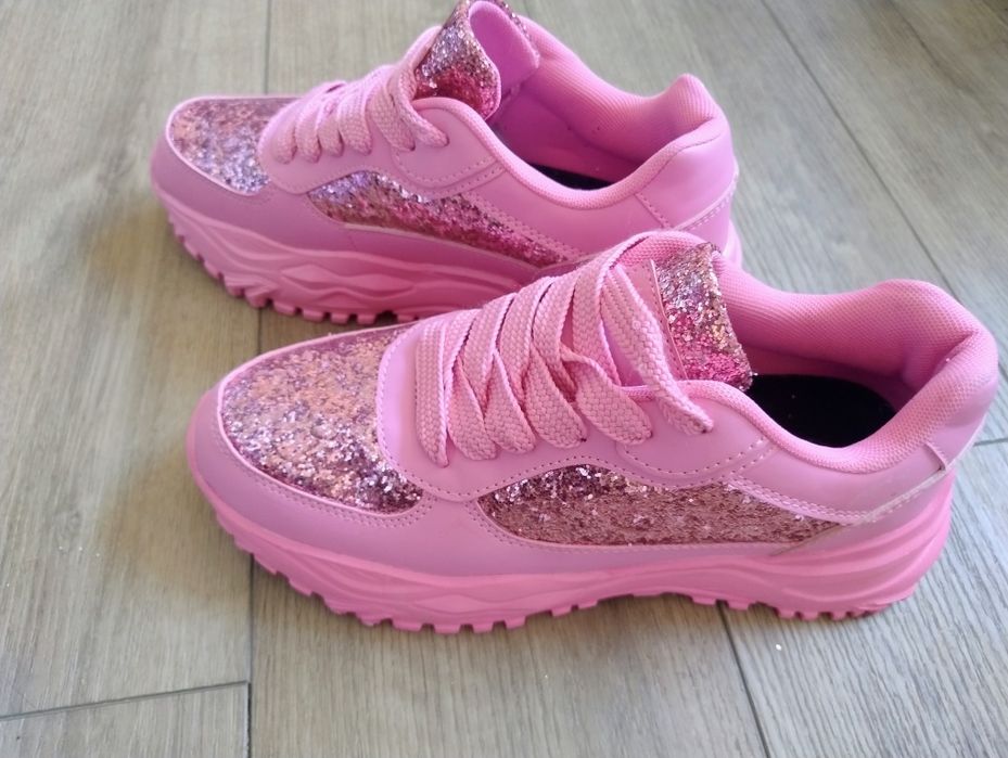 Piękne letnie buty cukierkowe snikersy