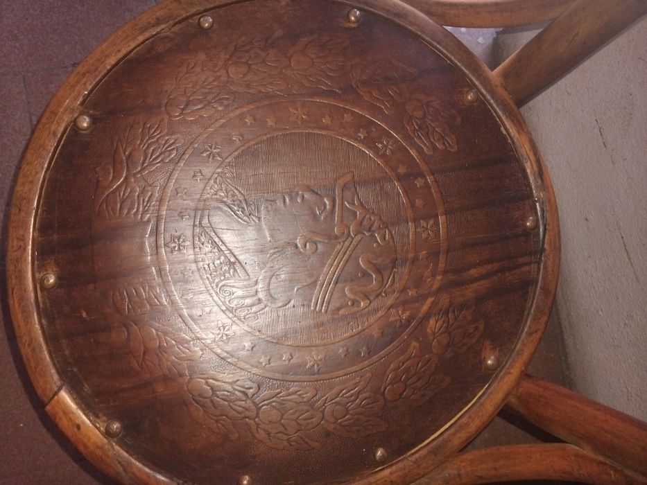 Cadeira pequena em madeira