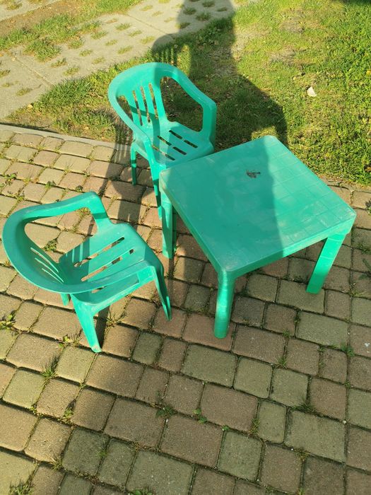 Stolik dziecięcy plus dwa krzesła